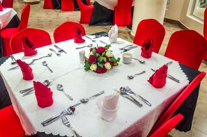 Petit déjeuner, déjeuner et dîner servis sur place