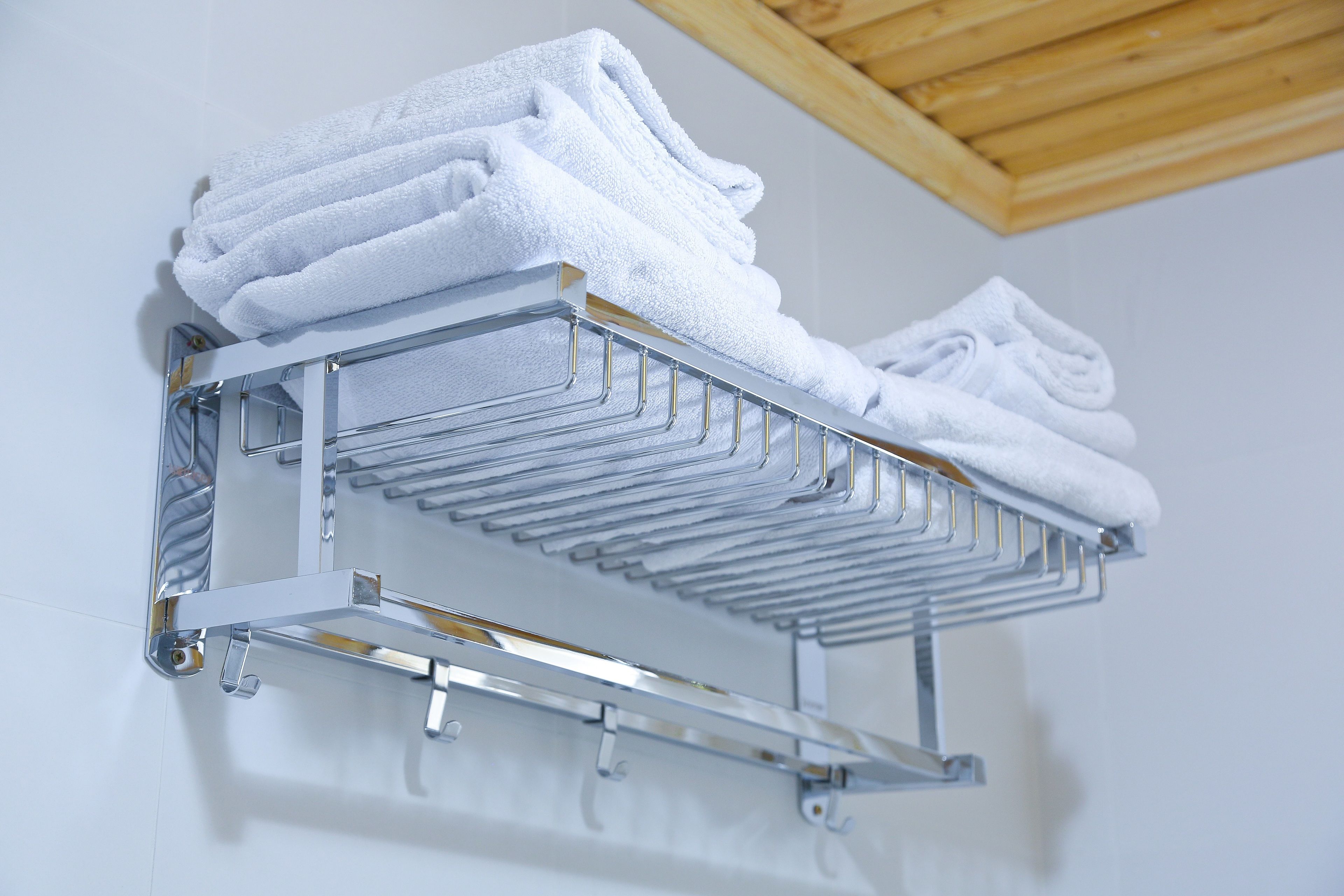 combined shower/bathtub, free toiletries, hair dryer, slippers