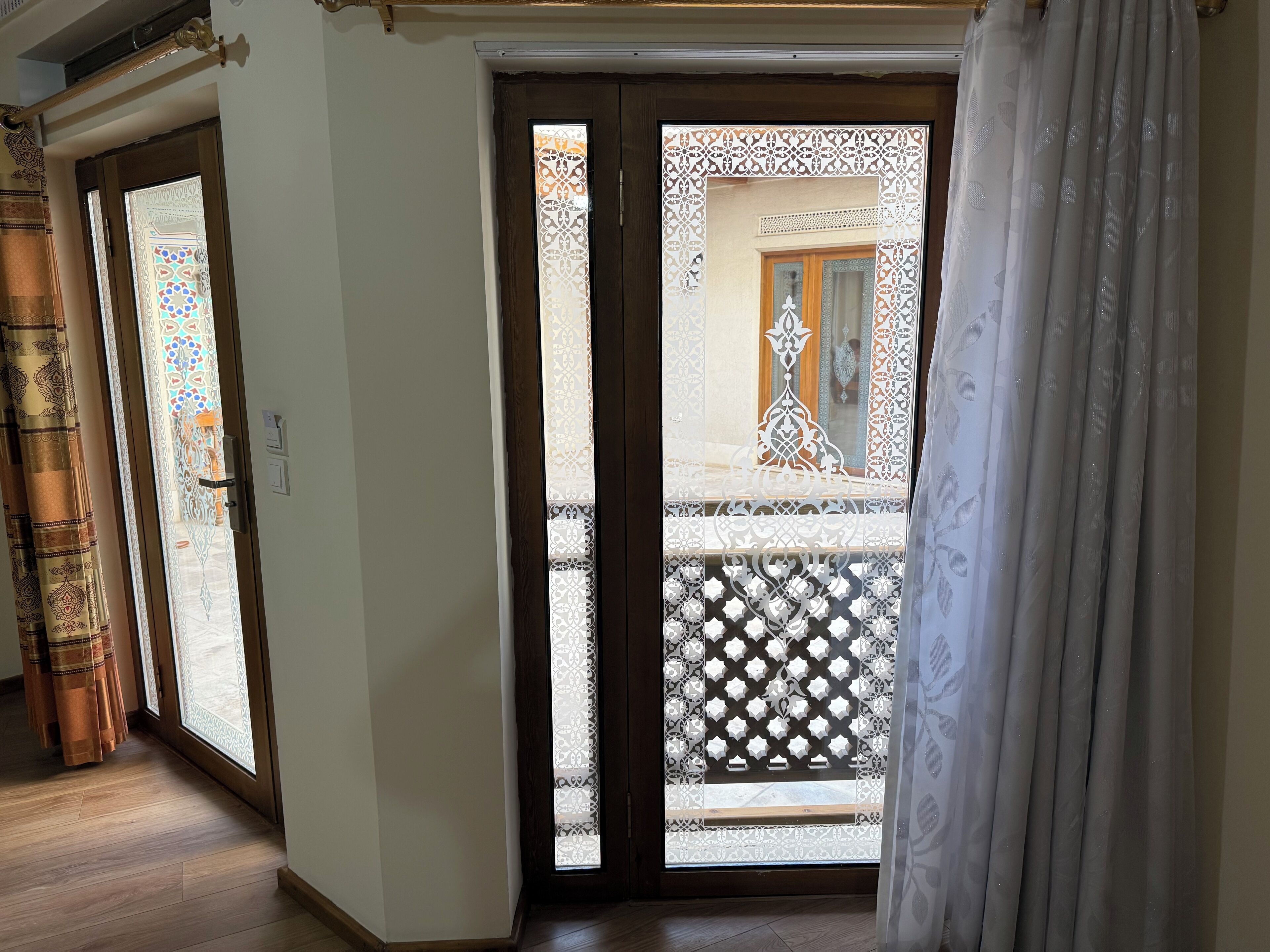 高档床上用品、客房内保险箱、办公桌、遮光窗帘