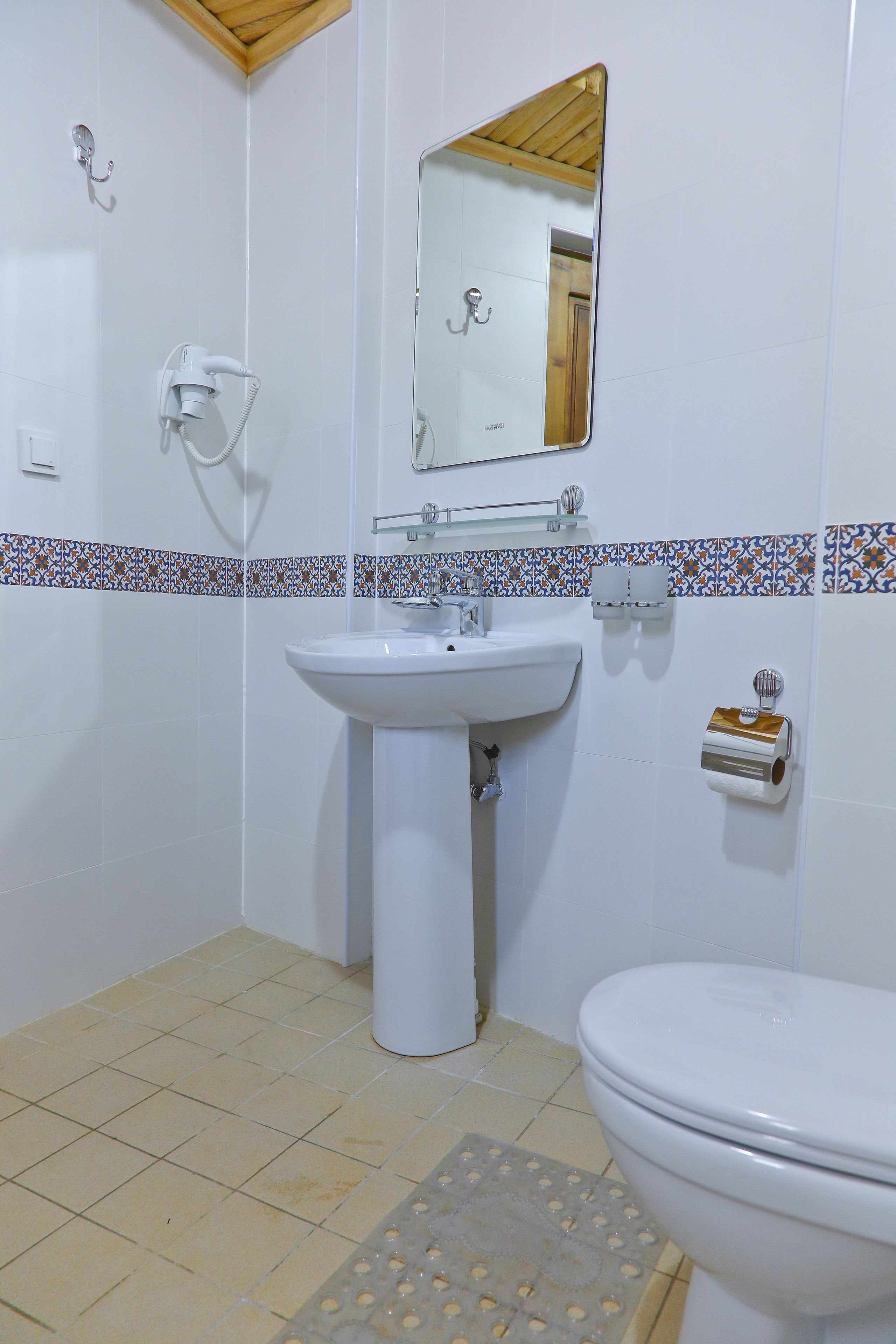 combined shower/bathtub, free toiletries, hair dryer, slippers