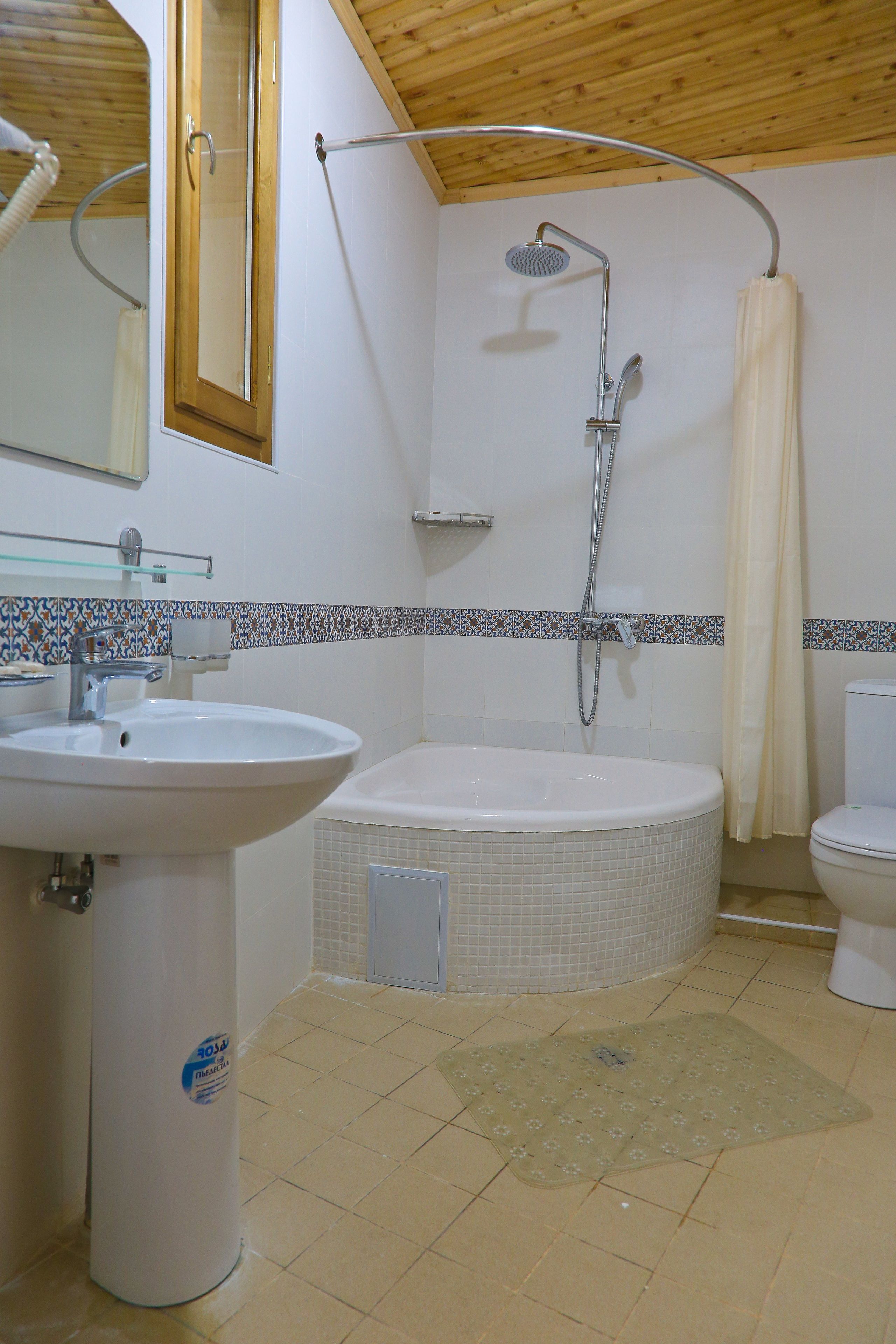 combined shower/bathtub, free toiletries, hair dryer, slippers