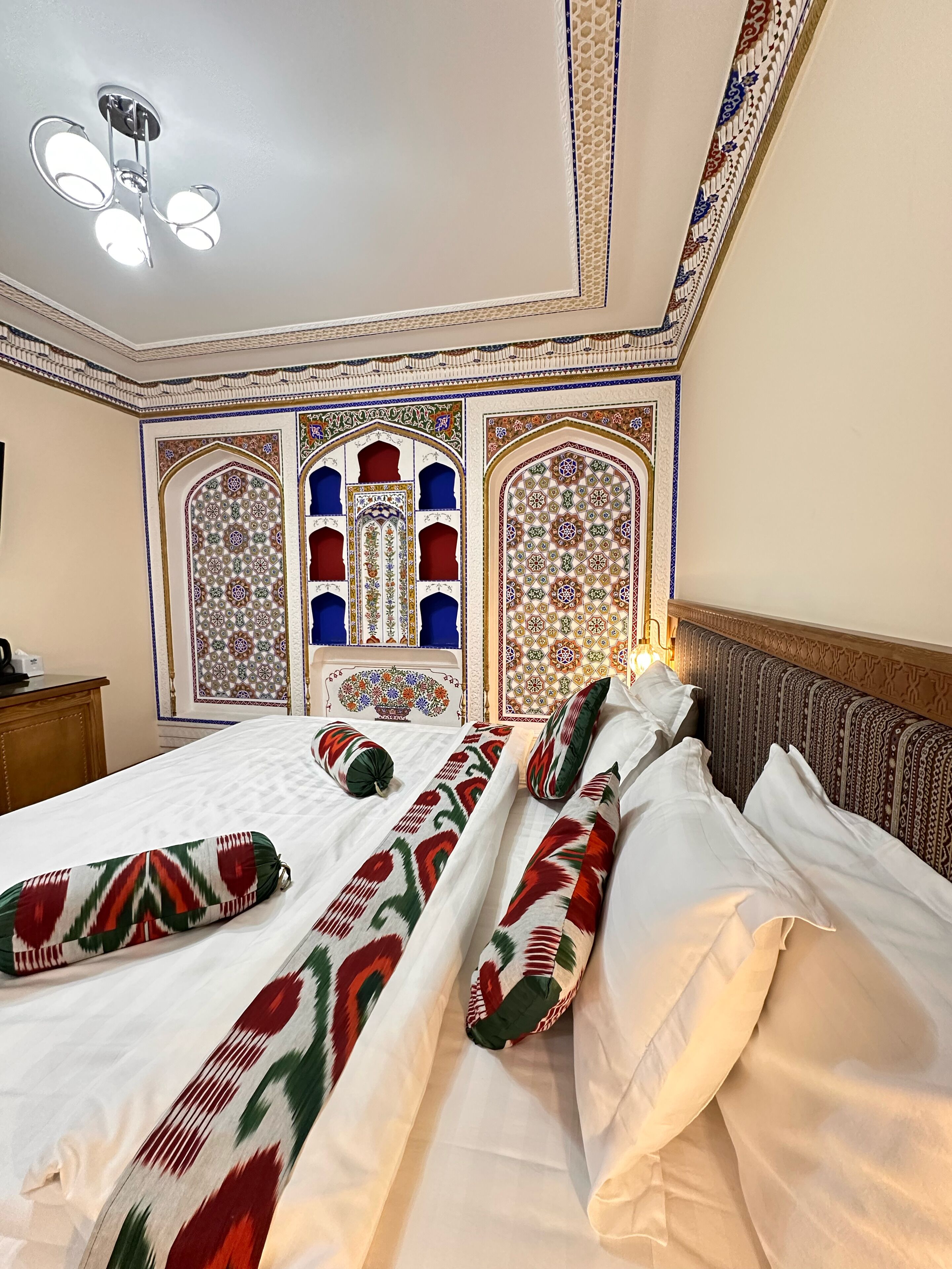 أغطية فراش متميزة وخزنة داخل الغرفة ومكتب وستائر تعتيم