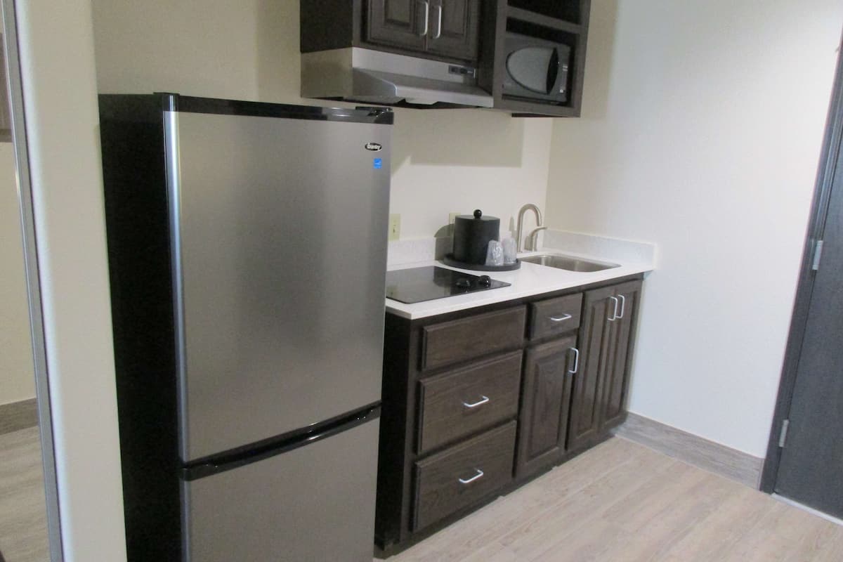 fridge, microwave, coffee/tea maker