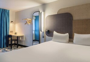 Double Room, Non Smoking | Desk, blackout drapes, soundproofing, free WiFi