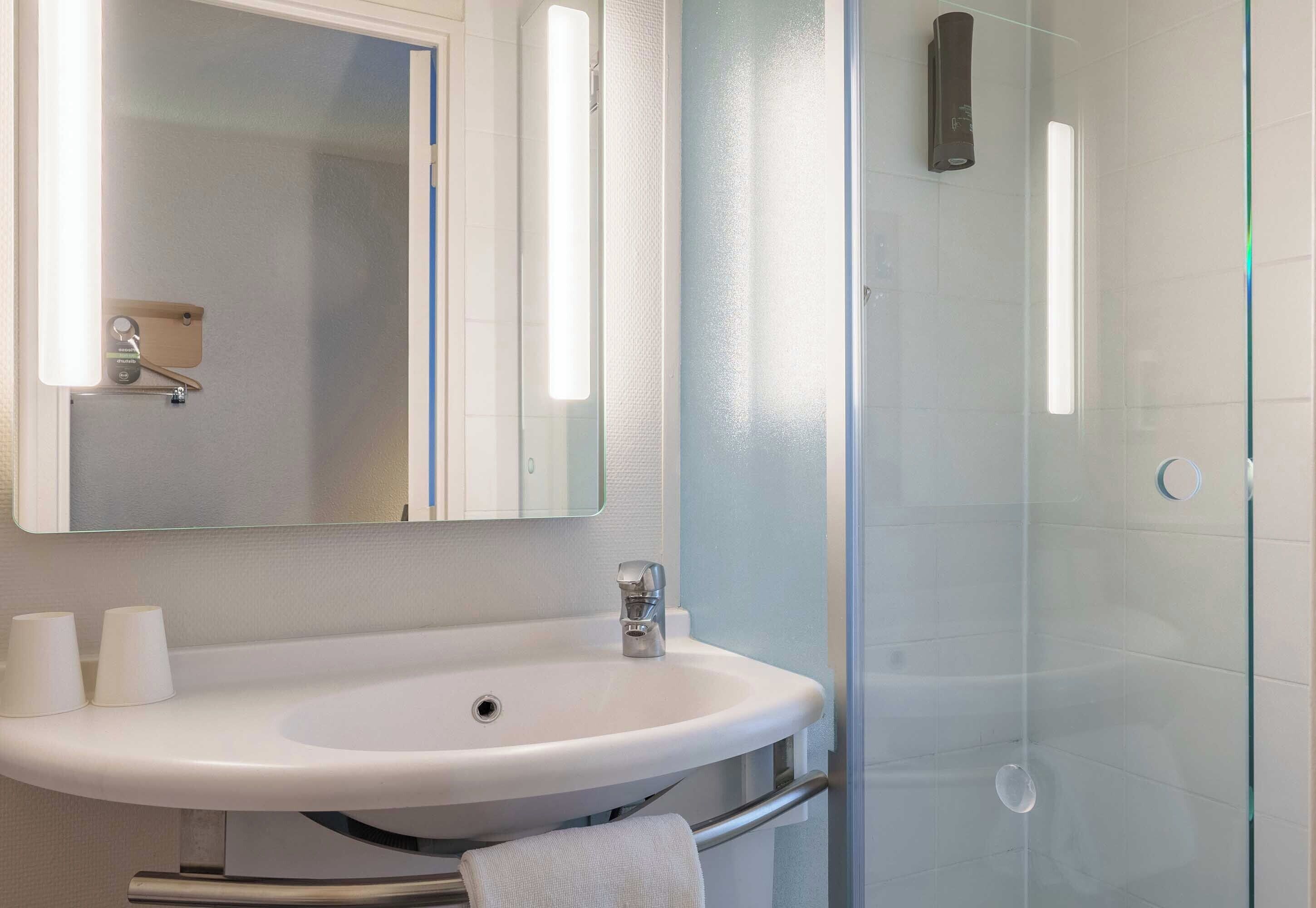Shower, free toiletries, hair dryer, bidet