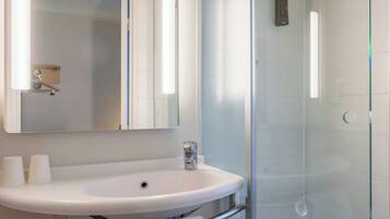 Shower, free toiletries, hair dryer, bidet