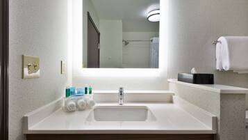 Bañera con ducha, artículos de tocador de diseñador, secador de pelo