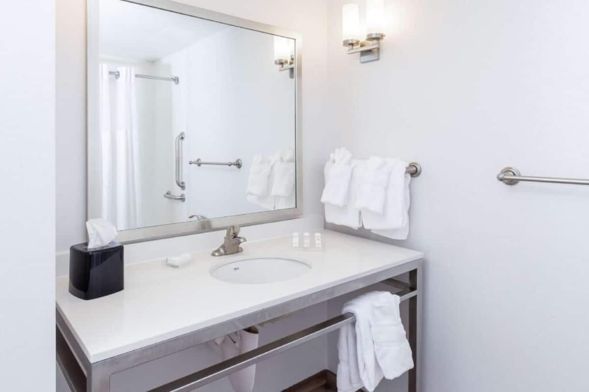 Bathroom | Free toiletries, towels