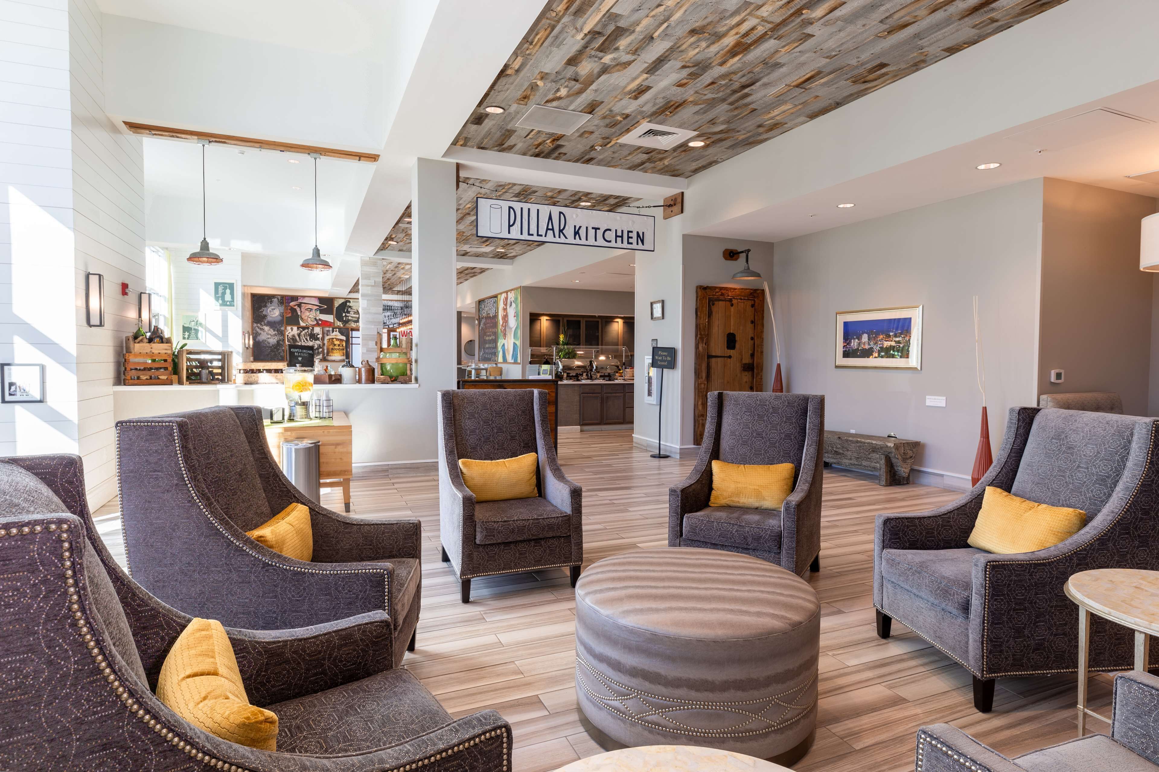 Se sirven desayunos, almuerzos y cenas; cocina americana