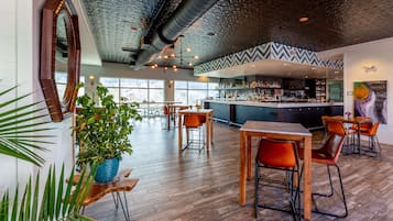 2 bares o lounges