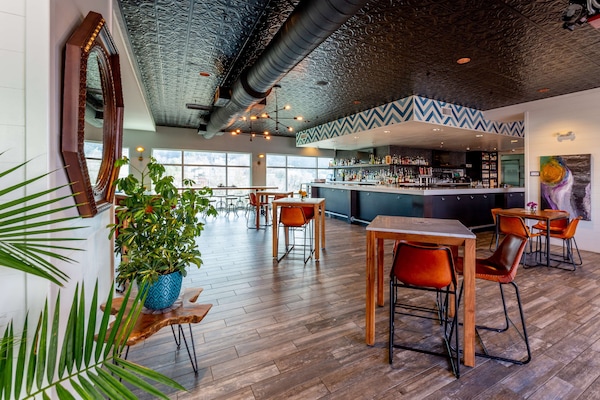 2 bars/lounges
