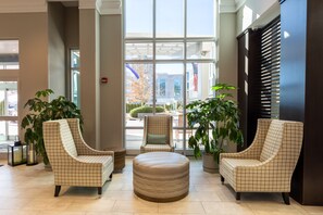 Lobby sitting area - Hilton Garden Inn Asheville Downtown (Asheville)