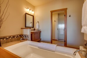 Deluxe King Suite-Bosc Bed & Breakfast | Jetted tub