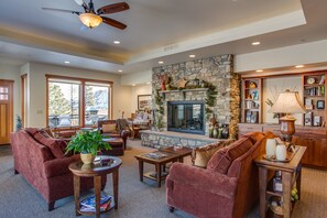 Lobby lounge - Cascade Valley Inn (Cashmere)