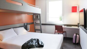 Chambre Triple, plusieurs lits | Bureau, espace de travail pour ordinateur portable