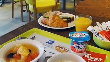 Petit déjeuner buffet (9.9 EUR par personne)