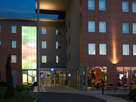 Exterior. ibis budget Aéroport Lyon Saint Exupéry