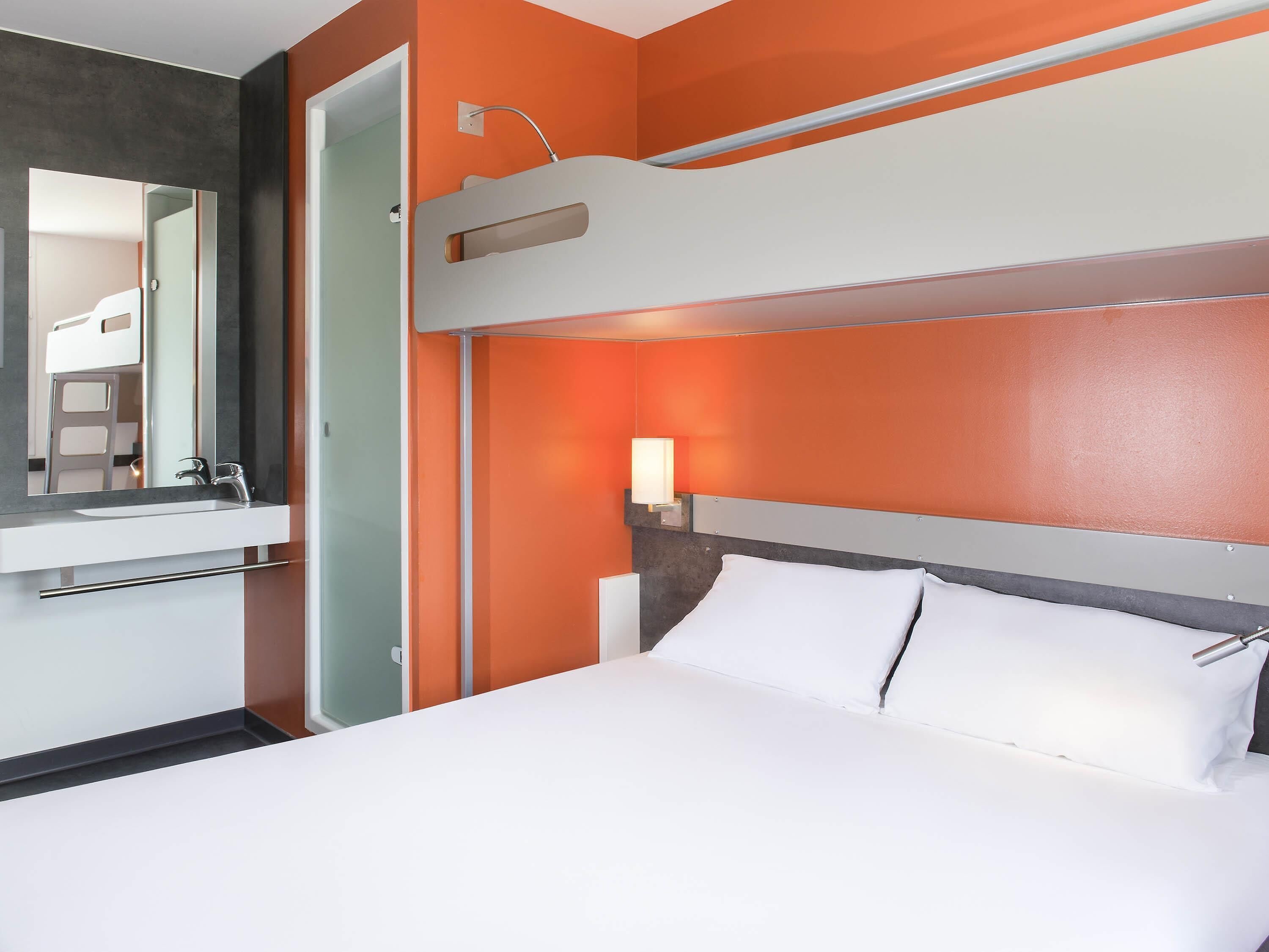 desk, laptop workspace, soundproofing, free wifi