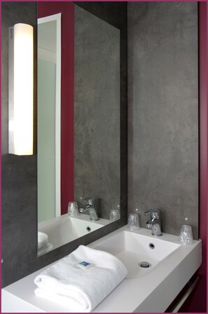 Habitación doble | Lavabo del cuarto de baño