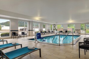 Indoor pool - TownePlace Suites by Marriott Pittsburgh Harmarville (Pittsburgh)