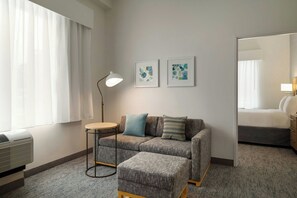 32-inch Smart TV with digital channels, TV, Netflix - TownePlace Suites by Marriott Pittsburgh Harmarville (Pittsburgh)