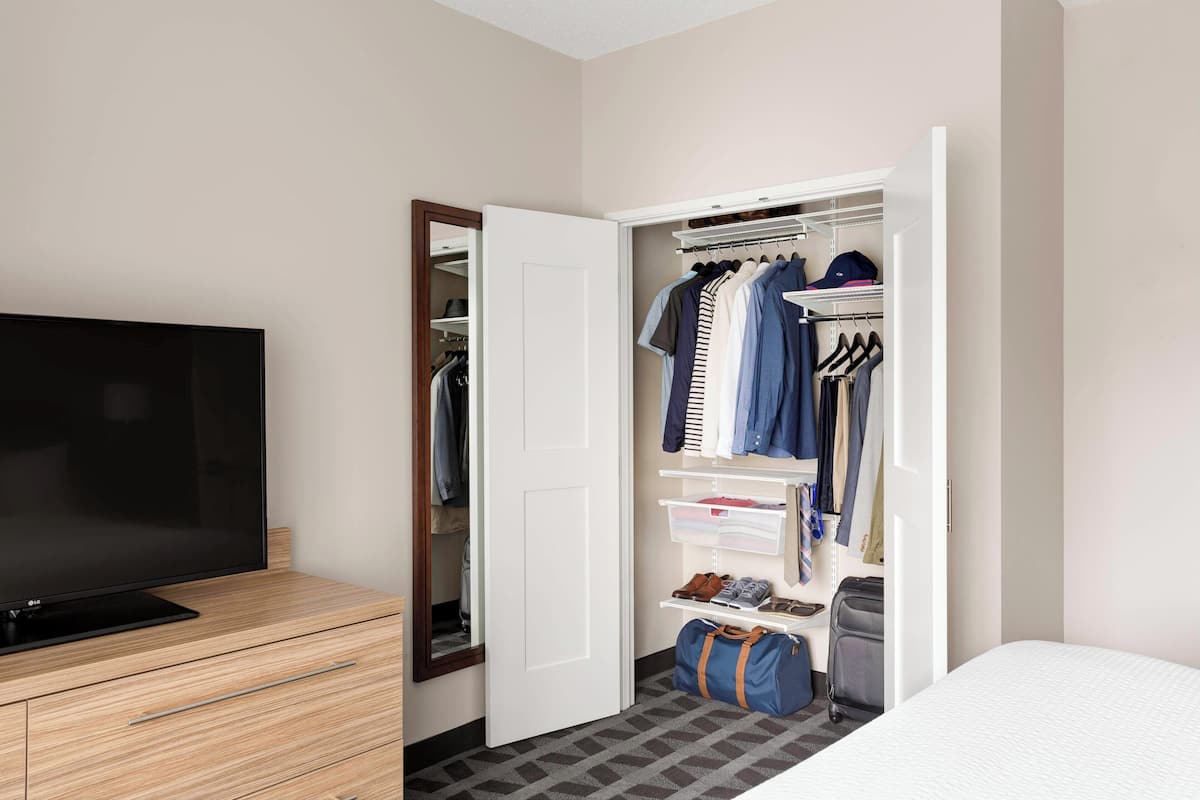 1 bedroom, in-room safe, desk, iron/ironing board