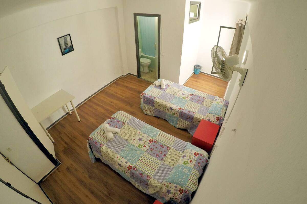 Twin bed with private bathroom | Escrivaninha, cortinas blackout, Wi-Fi de cortesia, roupa de cama