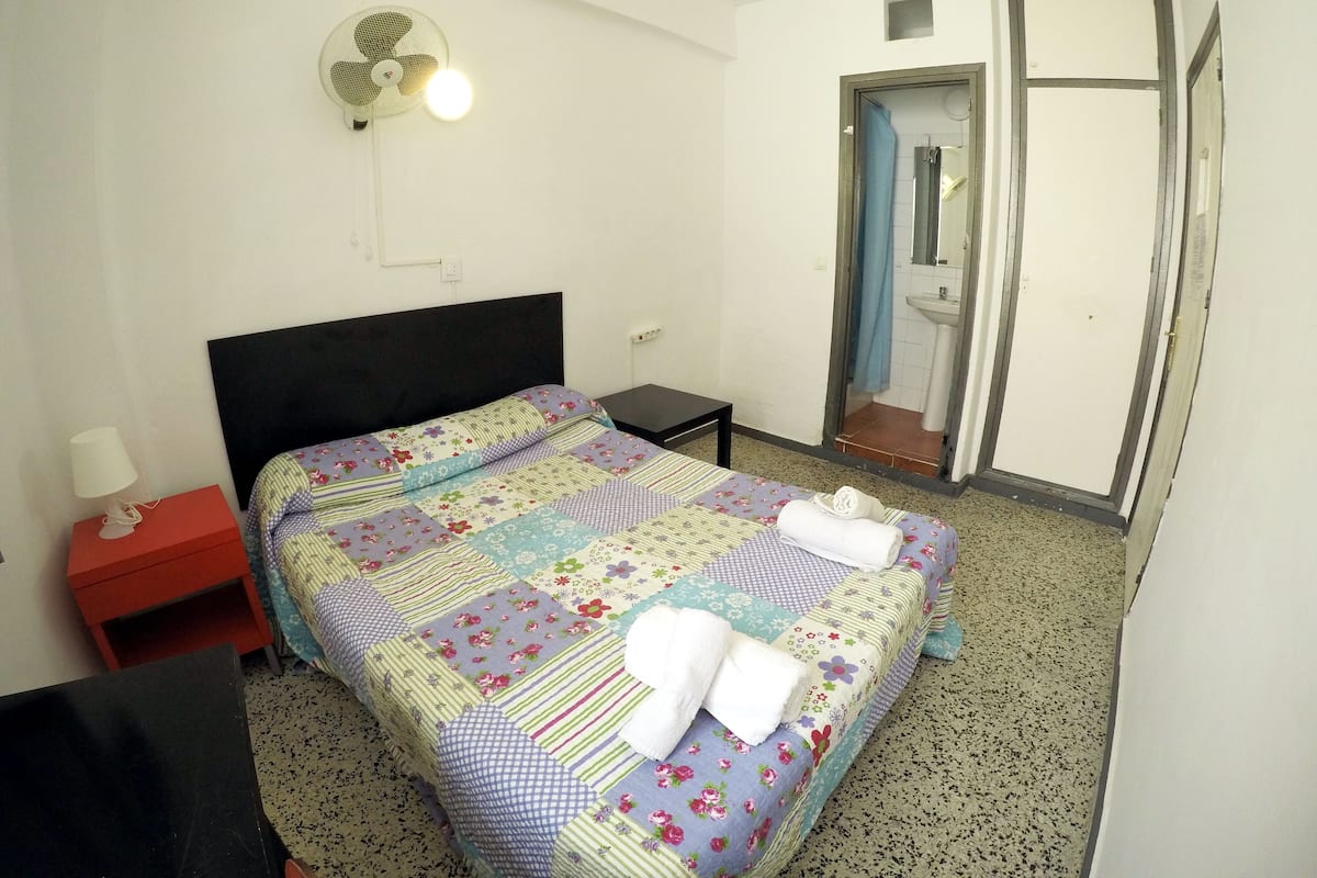 Double Bed with shower and Shared bathroom | Escrivaninha, cortinas blackout, Wi-Fi de cortesia, roupa de cama
