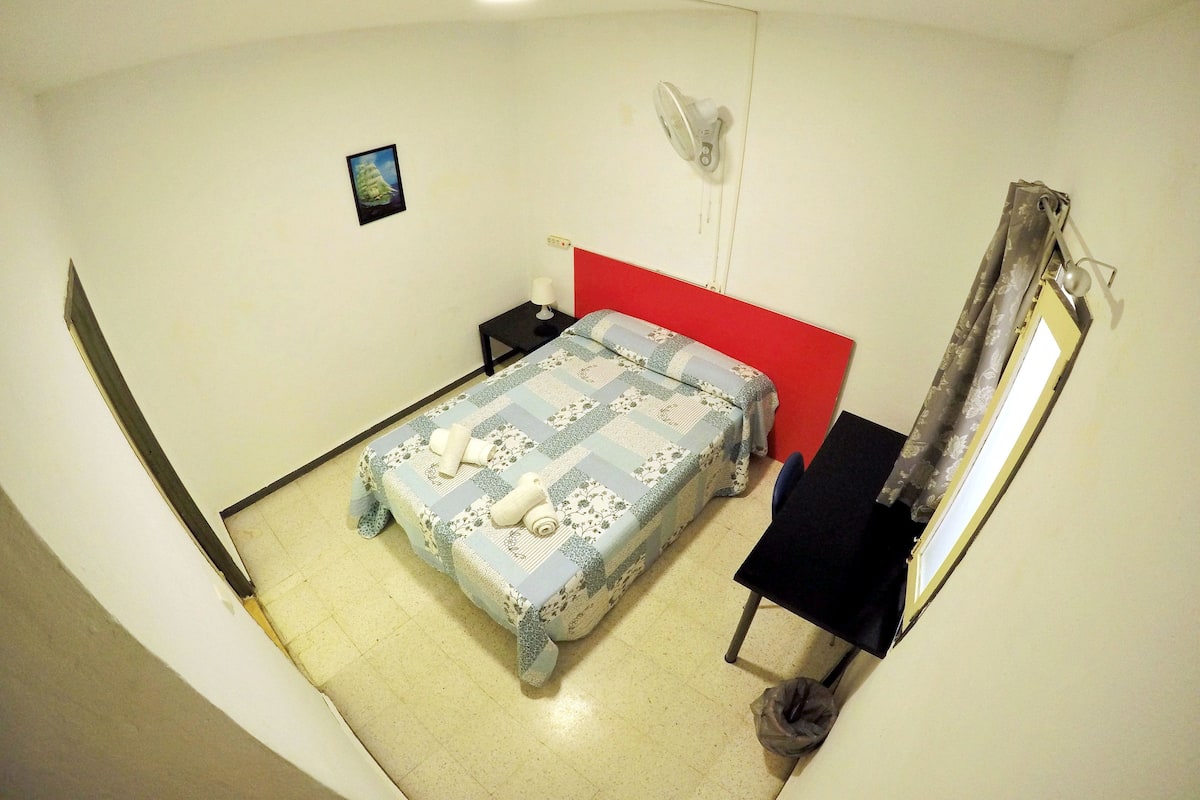 Double bed with private bathroom | Escrivaninha, cortinas blackout, Wi-Fi de cortesia, roupa de cama