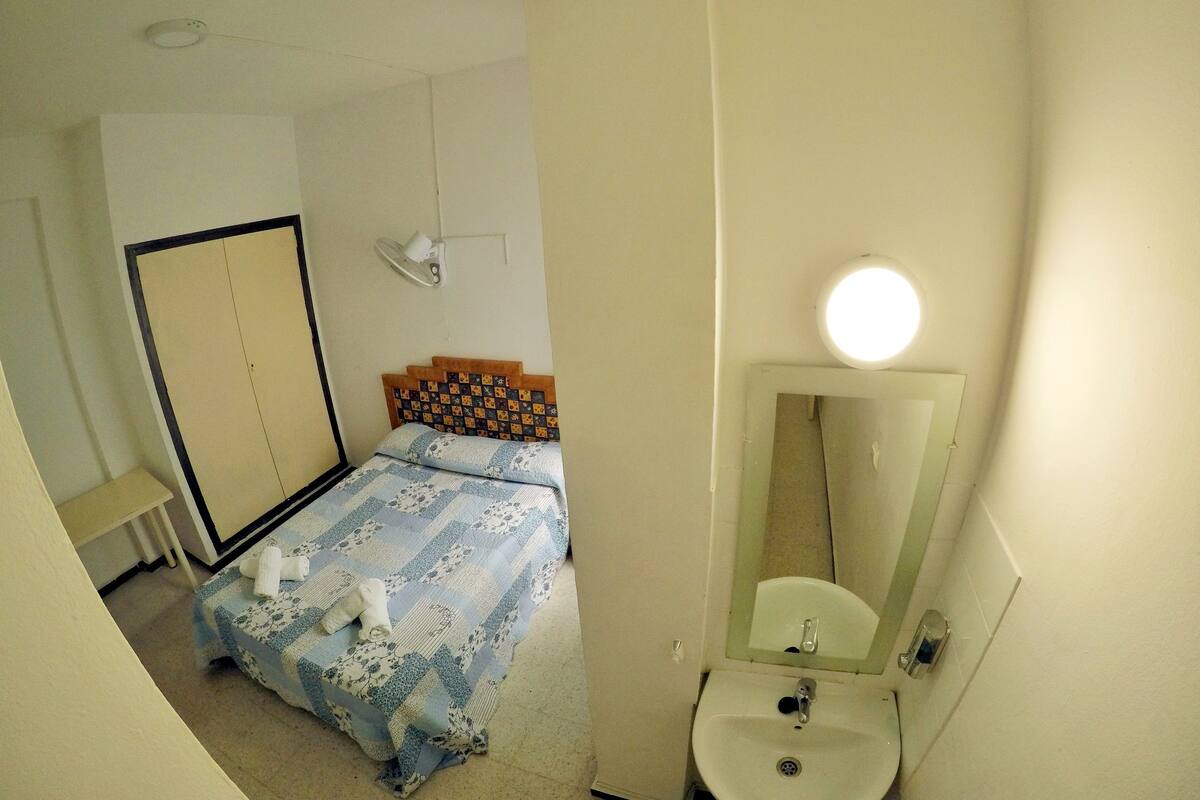 Double Bed and Shared bathroom | Escrivaninha, cortinas blackout, Wi-Fi de cortesia, roupa de cama