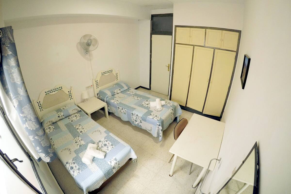 Twin bed and shared bathroom | Escrivaninha, cortinas blackout, Wi-Fi de cortesia, roupa de cama