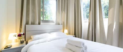 Appartamento, 1 camera da letto, vista città | 1 camera, una cassaforte in camera, una scrivania, ferro/asse da stiro