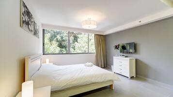 Double Room, 1 Double Bed | 1 bedroom, in-room safe, desk, iron/ironing board