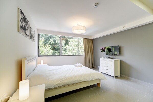 Kahden hengen huone, 1 parisänky | Tallelokero huoneessa, työpöytä, silitysrauta/-lauta, ilmainen Wi-Fi