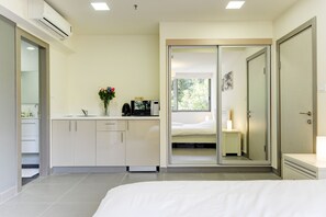 Double Room, 1 Double Bed | In-room safe, desk, iron/ironing board, free WiFi - Dizengoff Inn (Tel Aviv)