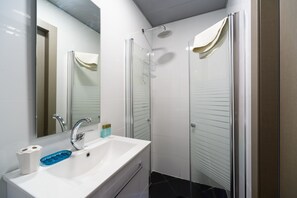 Apartment, 1 Bedroom, City View | Bathroom | Shower, free toiletries, hair dryer, towels - Dizengoff Inn (Tel Aviv)