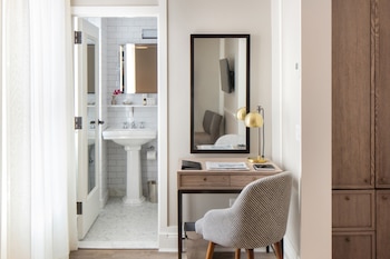 King Deluxe | 1 bedroom, Egyptian cotton sheets, premium bedding, minibar at HGU New York