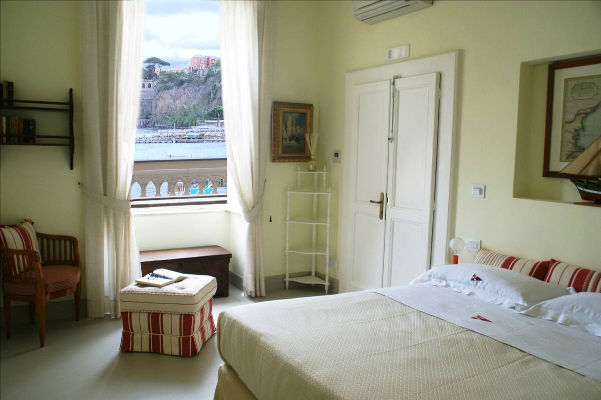1 bedroom, Frette Italian sheets, premium bedding, down duvets
