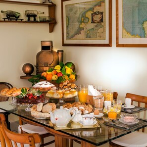 Free daily buffet breakfast