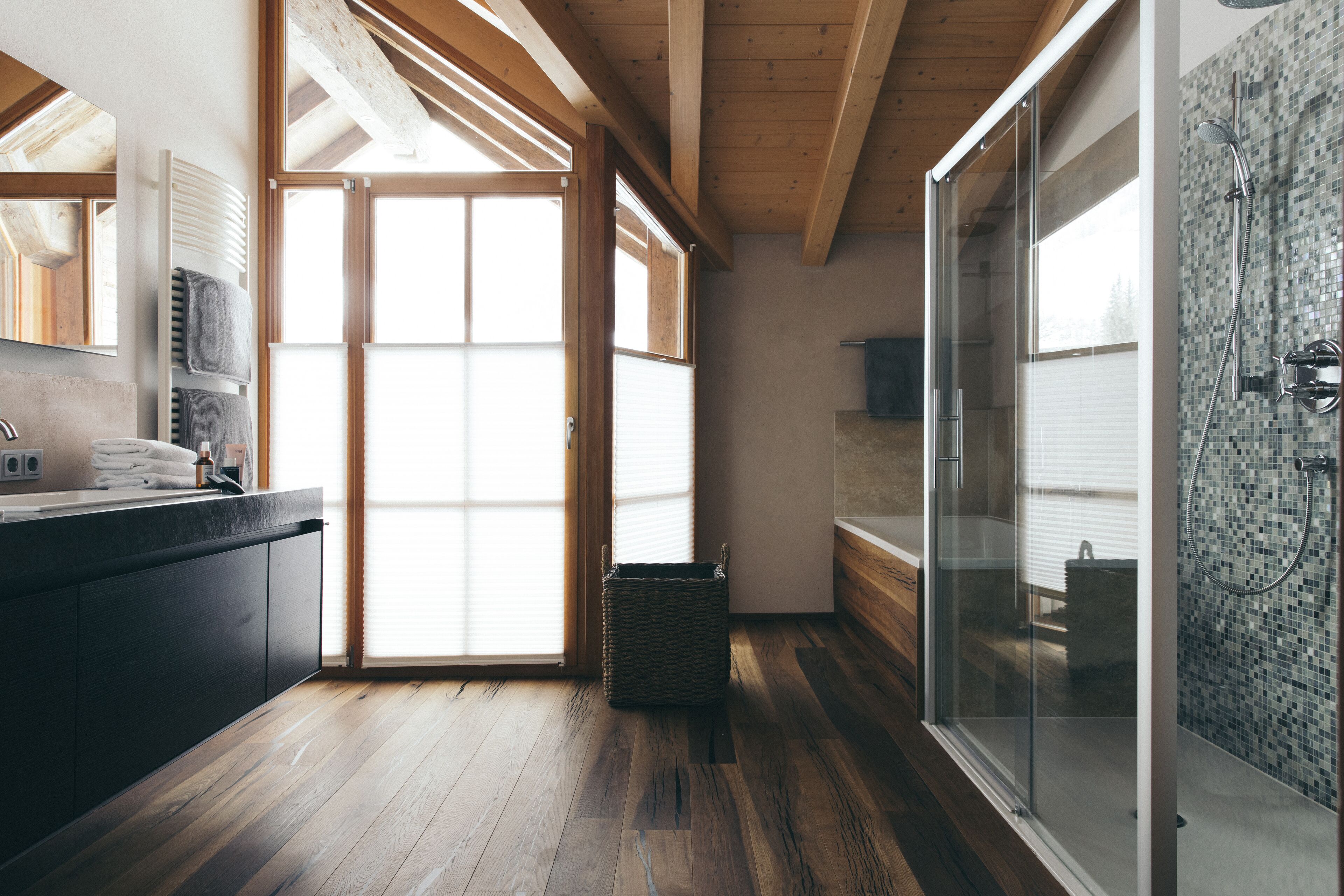 deluxe penthouse, 3 bedrooms, mountain view | bathroom | free toiletries, hair dryer, dressing gowns, towels