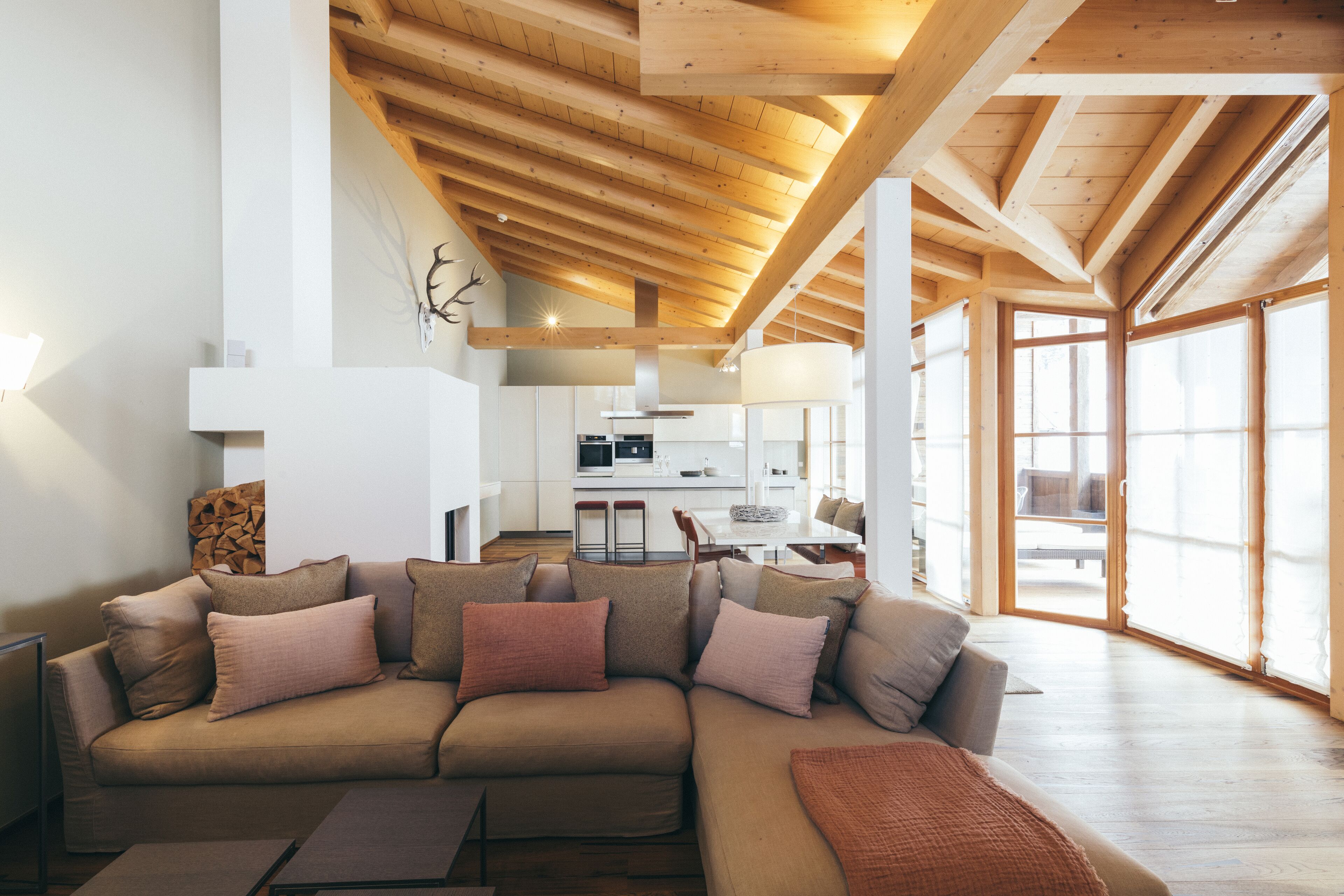 deluxe penthouse, 3 bedrooms, mountain view | living area | flat-screen tv