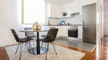 Standaard appartement, 2 slaapkamers | Privékeuken | Een koelkast met diepvriezer, een microgolfoven, een oven, een kookplaat