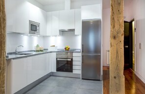 Apartamento luxo, 2 quartos, 2 banheiros | Cozinha privada | Geladeira grande, micro-ondas, fogão, cooktop