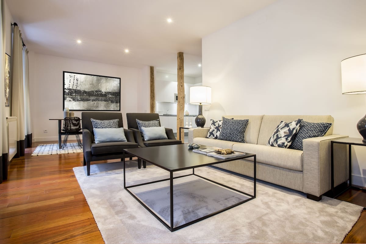 Deluxe Apartment, 2 Bedrooms, 2 Bathrooms | Living room | LED TV, heated floors