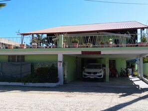 Terrace/patio - The Red Hut Inn (Belize City)