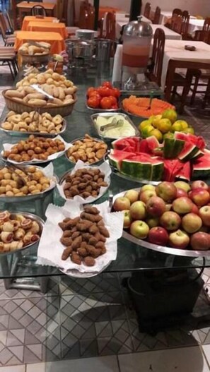 Serveert ontbijt en lunch, Braziliaanse gerechten