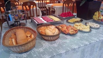 Phục vụ bữa sáng và bữa trưa