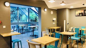 Bữa sáng buffet hàng ngày (5.9 EUR/mỗi người)