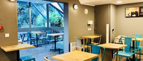 Petit déjeuner buffet (5.9 EUR par personne)