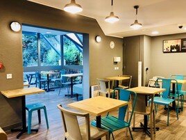 Café da manhã com buffet todos os dias mediante uma taxa